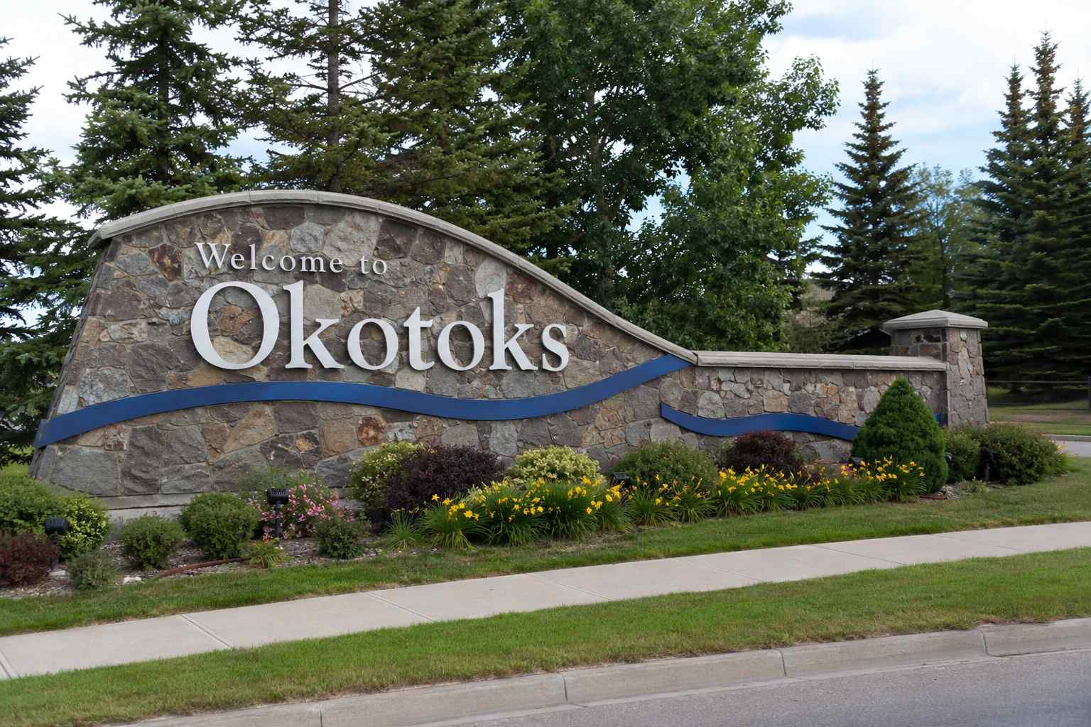 Welcome to Okotoks sign representing the community served by RonOvations roofing services in Okotoks, Alberta